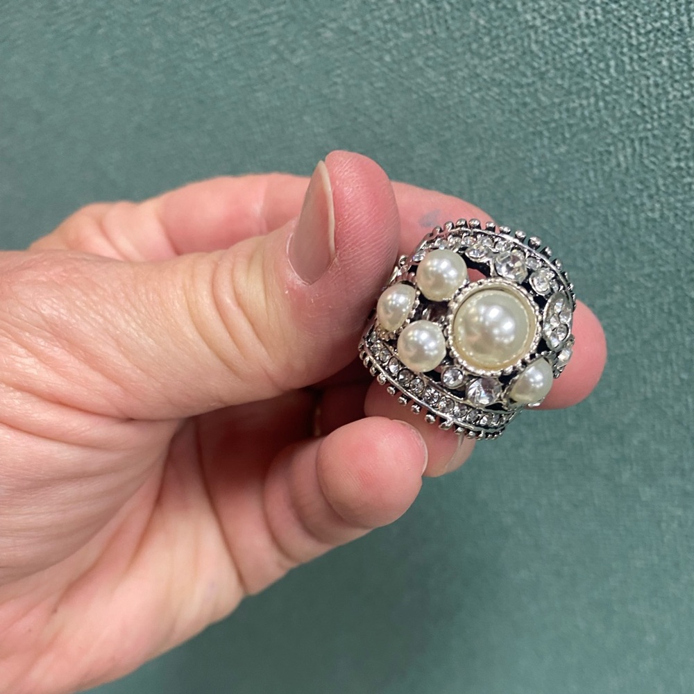 Stretch ring with pearls.